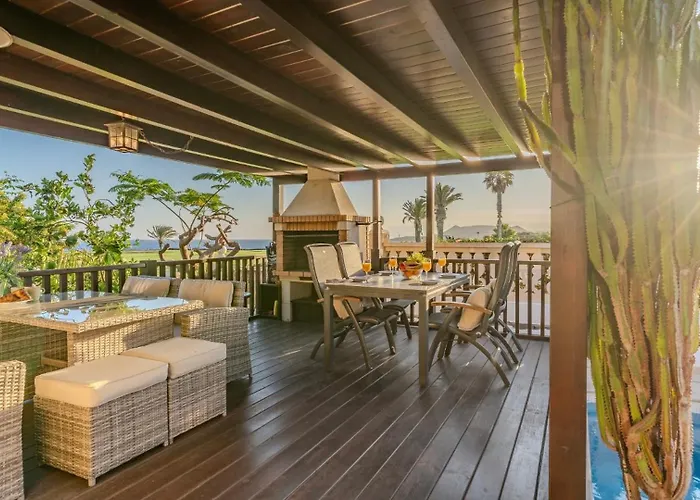 Oceanfront Villa - Amarilla Breeze